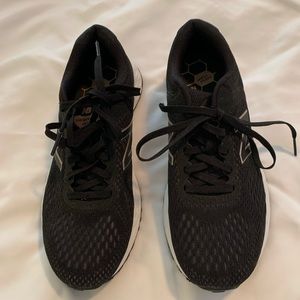 Black New Balance ladies tennis shoes